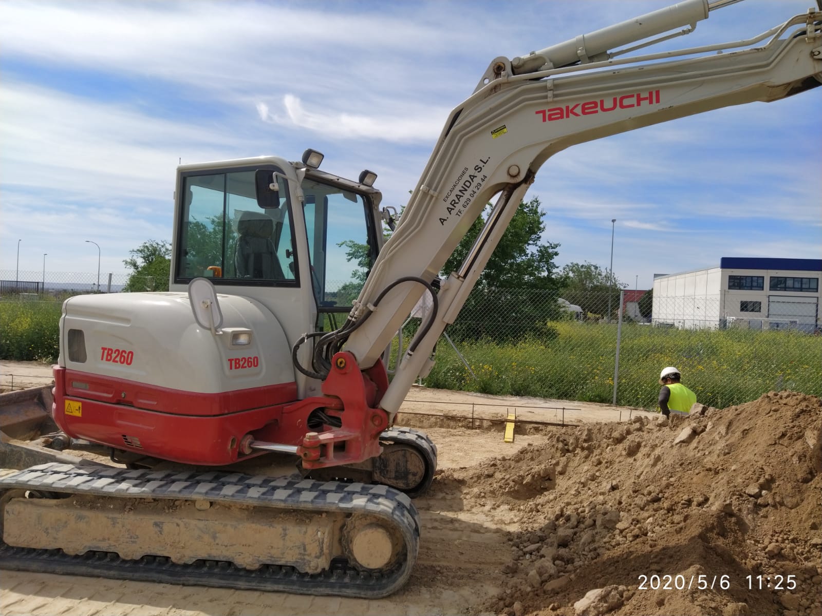 Excavadora Takeuchi TB260 en un sitio de construcción.