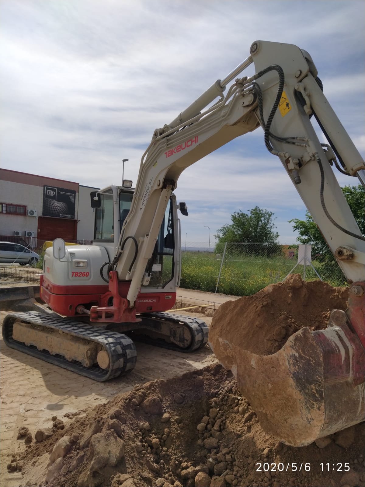 Excavadora Takeuchi TB260 cavando en un sitio de construcción.