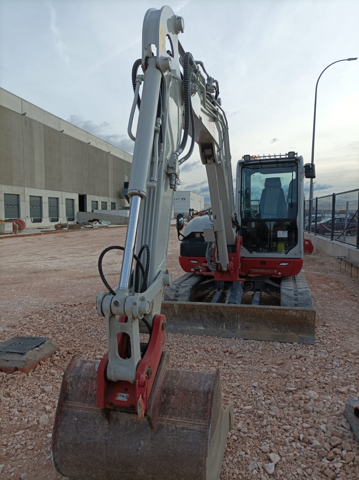 Excavadora Takeuchi en un sitio de construcción.