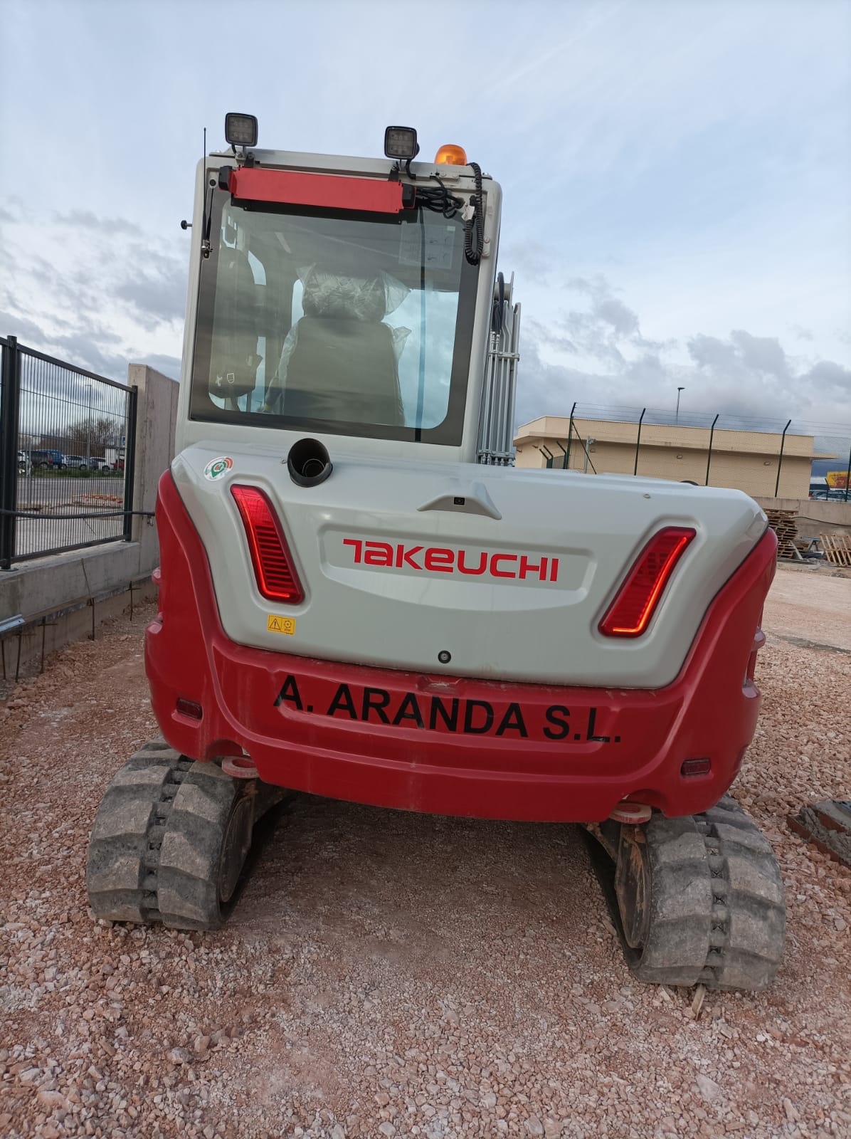 Maquinaria Takeuchi de Antonio Aranda S.L. en un sitio de construcción.