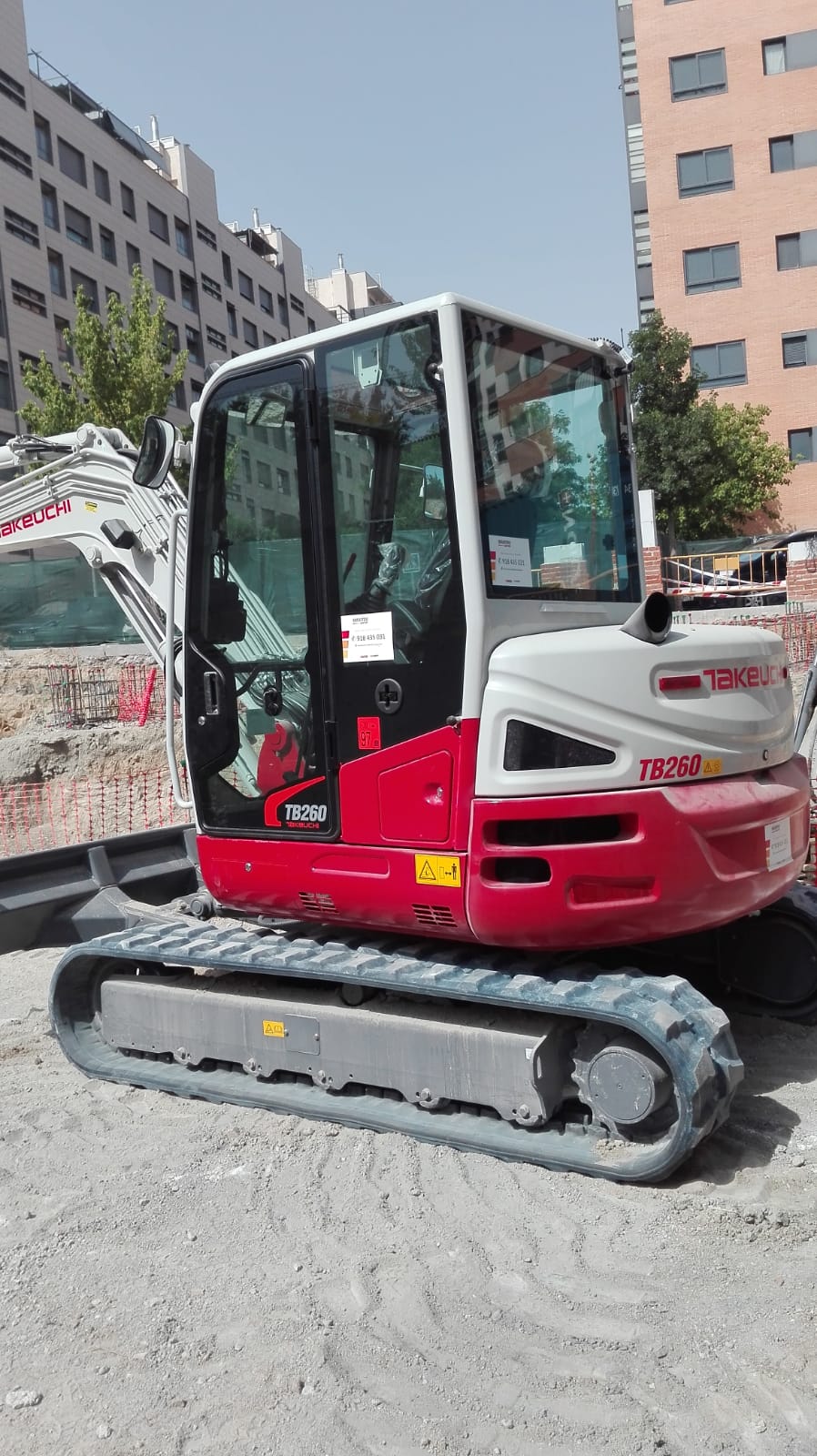 Excavadora Takeuchi TB260 en un entorno urbano.